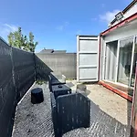 Sejour Insolite Dans Un Container Amenage A Avec Borne D'arcade Et Babyfoot
