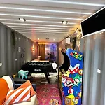 Sejour Insolite Dans Un Container Amenage A Avec Borne D'arcade Et Babyfoot アパート