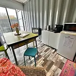 Sejour Insolite Dans Un Container Amenage A Avec Borne D'arcade Et Babyfoot