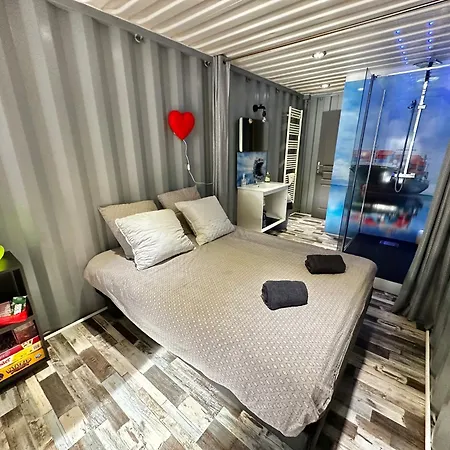 Sejour Insolite Dans Un Container Amenage A Avec Borne D'arcade Et Babyfoot アパート