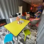 Sejour Insolite Dans Un Container Amenage A Avec Borne D'arcade Et Babyfoot Daire