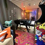 Sejour Insolite Dans Un Container Amenage A Avec Borne D'arcade Et Babyfoot Berck