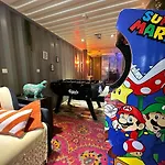 Sejour Insolite Dans Un Container Amenage A Avec Borne D'arcade Et Babyfoot Daire