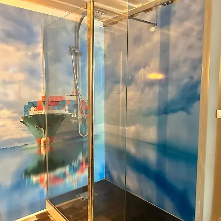 Sejour Insolite Dans Un Container Amenage A Avec Borne D'arcade Et Babyfoot *