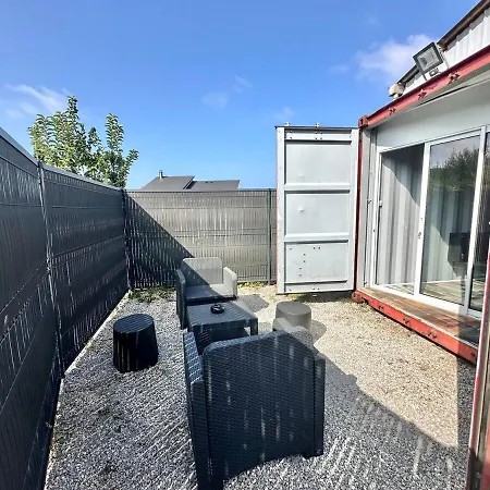 Sejour Insolite Dans Un Container Amenage A Avec Borne D'arcade Et Babyfoot