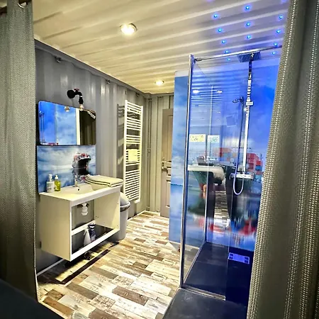 Sejour Insolite Dans Un Container Amenage A Avec Borne D'arcade Et Babyfoot * Berck