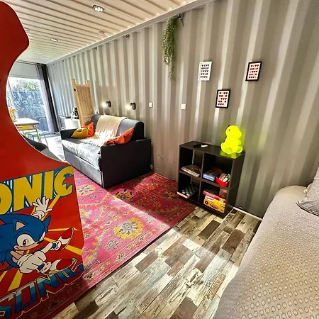 Sejour Insolite Dans Un Container Amenage A Avec Borne D'arcade Et Babyfoot *