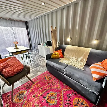 Apartman Sejour Insolite Dans Un Container Amenage A *