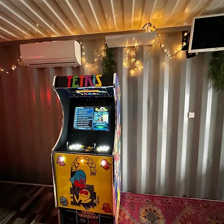 Lägenhet Sejour Insolite Dans Un Container Amenage A Avec Borne D'arcade Et Babyfoot *