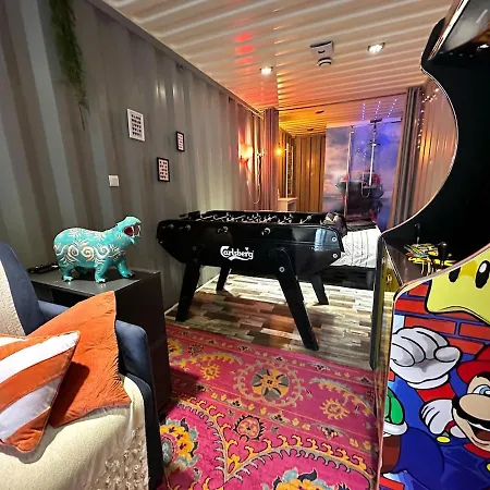 Sejour Insolite Dans Un Container Amenage A Avec Borne D'arcade Et Babyfoot Berck