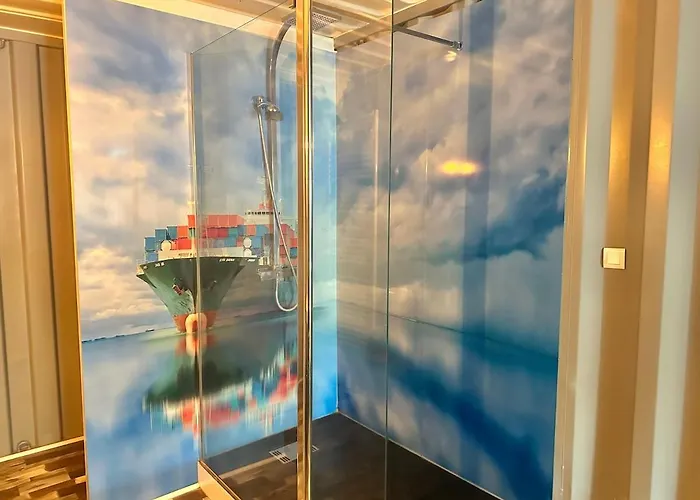 Sejour Insolite Dans Un Container Amenage A Avec Borne D'arcade Et Babyfoot *