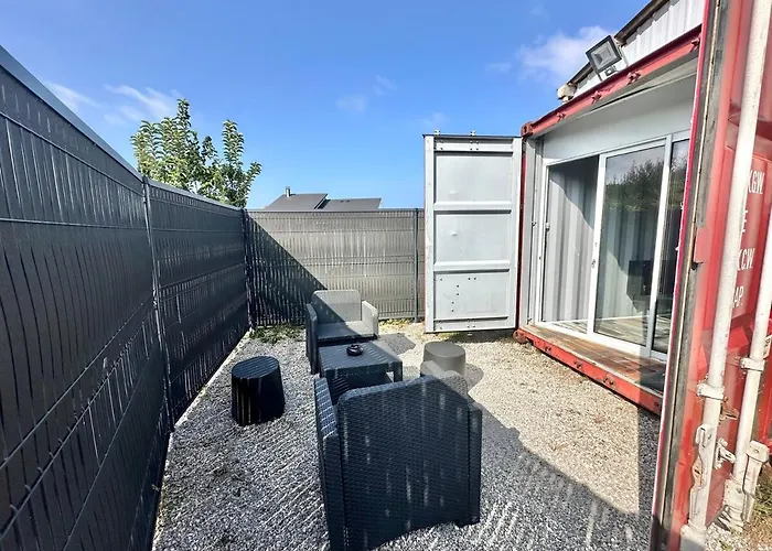Sejour Insolite Dans Un Container Amenage A Avec Borne D'arcade Et Babyfoot