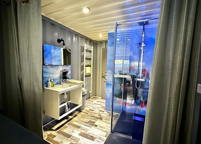Sejour Insolite Dans Un Container Amenage A Avec Borne D'arcade Et Babyfoot * Berck