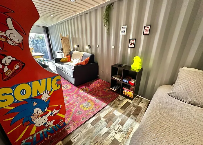 Sejour Insolite Dans Un Container Amenage A Avec Borne D'arcade Et Babyfoot *