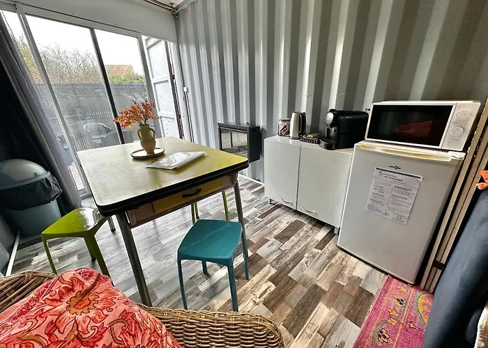 Sejour Insolite Dans Un Container Amenage A Avec Borne D'arcade Et Babyfoot