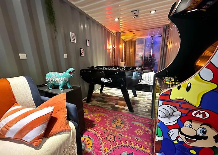 Sejour Insolite Dans Un Container Amenage A Avec Borne D'arcade Et Babyfoot Berck